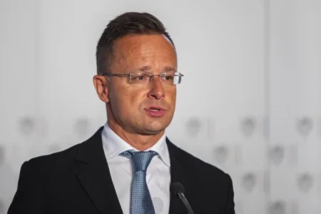 Петер Сијарто: “На Самитот на НАТО е може да се разговара за прием на Украина“