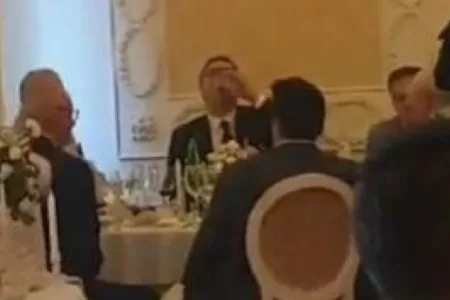 ВИДЕО | Протече снимка од Александар Вучиќ како се пијанчи со Воислав Шешељ, а песната која оди во позадина предизвика лавина од реакции: “Ова е вистински срам!“