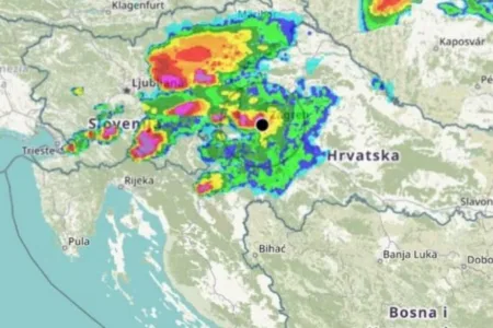 ПОГЛЕДНЕТЕ КАКВО СТРАШНО НЕВРЕМЕ ДОАЃА ОД СЛОВЕНИЈА! Хрватите веќе се на нозе, кога ќе пристигне кај нас? (ФОТО)