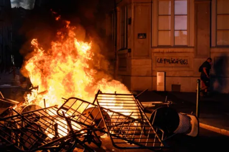 ФОТО | ФРАНЦИЈА Е ПРЕД ГРАЃАНСКА РЕВОЛУЦИЈА !? Хаосот продолжува да владее: Оклопни возила и 45.000 полицајци на улиците – демонстрантите бесни ги ограбуваат најлуксузните продавници!