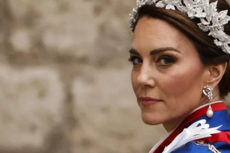 „Таа стои зад познатата изјава, контролира сè во палатата, игра на долги патеки и сака да стане новата кралица!