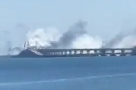ВИДЕО | Нов напад на мостот кој го поврзува полуостровот Крим со Русија – сирените за тревога се итно огласиле: “Го погодиле на четири места!“