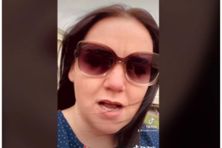 ЗАБАВИТЕ кај комшиите ТРАЕЛЕ ПО ЦЕЛА НОЌ И ОД ГЛАСНАТА МУЗИКА повеќе неможело да се живее! Таа смислила ИНТЕРЕСЕН НАЧИН да им  врати МИЛО ЗА ДРАГО – и снимила се
