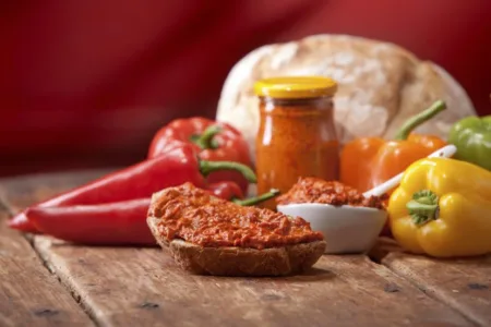 ОВА Е ХИТ ВО СРБИЈА, СРБИНКИТЕ ПРАВАТ АЈВАР ПО РЕЦЕПТОТ НА СТАРИОТ МАКЕДОНЕЦ: Тој прво не ги пече пиперките, туку го прави ова (ФОТО)