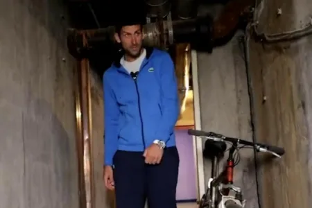 ВИДЕО | НОВАК ЃОКОВИЌ ОВДЕ ГИ ПОМИНАЛ НАЈТЕШКИТЕ ДЕНОВИ ОД СВОЈОТ ЖИВОТ – Србинот целосно го шокираше американскиот новинар кога му покажа каде се криел од бомбите на НАТО
