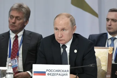 МОЖЕ ЛИ НЕКОЈ ДА МУ СЕ СПРОТИСТАВИ НА ВЛАДИМИР ПУТИН !? Потпаролот на Кремљ тврди: “Претседателот се уште не ја објавил својата кандидатура, но…“