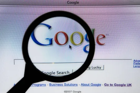 ФОТО | GOOGLE НАПОЛНИ 25 ГОДИНИ – Основан е од студенти, а денес го користи цел свет! Погледнете како изгледа логото денес по повод големиот јубилеј