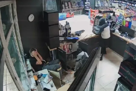 (ВИДЕО)  ДРАМАТИЧНИ СЦЕНИ ОД ГРАБЕЖОТ НА ПУМПА ВО ​​МОСТАР: Вооружени разбојници влетале и кршеле се во потрага по пари, ГО НАПАЃААТ И РАБОТНИКОТ!