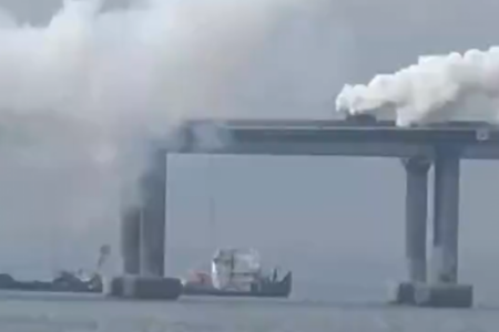 ВИДЕО | МОСТОТ НА КРИМ ПОКРИЕН ВО ГУСТ ЧАД – Сообраќајот запрен, се огласија сирените, а Русите дадоа чудно објаснување