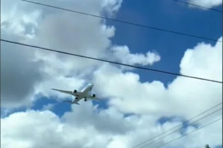 ВИДЕО | Бизарна снимка од “замрзнат“ авион отвори епска дебата на Интернет: “Како е ова можно, што се случува !?“