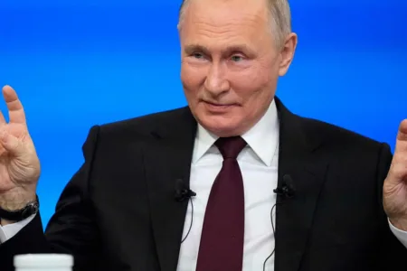 ФОТО\ВИДЕО | ИЗНЕНАДУВАЊЕ ЗА ВРЕМЕ НА “ШОУТО“ НА ВЛАДИМИР ПУТИН – Претседателот на Русија го покажа својот двојник: “Владимир Владимирович, сакам да ве прашам…“