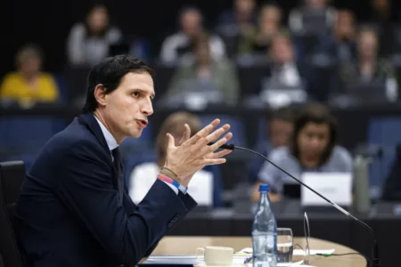 АЛАРМ ВО ЕВРОПСКИОТ ПАРЛАМЕНТ – Политичарите и вработените добија итно СМС порака: “Не пијте вода од шишињата!“