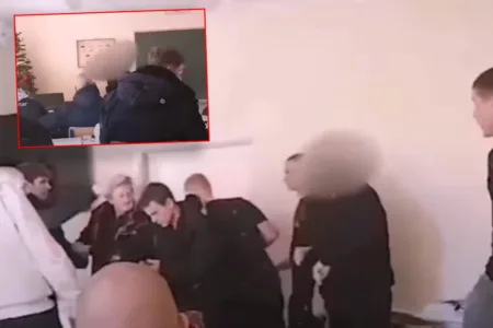 ШОК ВИДЕО ОД ТЕПАЧКА МЕЃУ НАСТАВНИК И УЧЕНИК КОИ СЕ ТЕПААТ ВО УЧИЛИШТЕ ВО ЗАГРЕБ: Прво  фатил што му дошол до рака, а потоа почнал да го удира ПО ГЛАВА