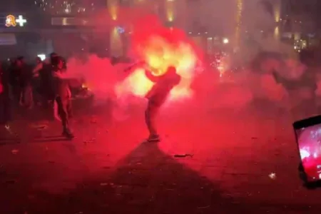 ВИДЕО | ПОГЛЕДНЕТЕ КАКО ИЗГЛЕДАШЕ НОВОГОДИШНАТА НОЌ ВО БЕРЛИН – На познатиот плоштад немаше ниту една жена, а сите Германци знаат и зошто !?