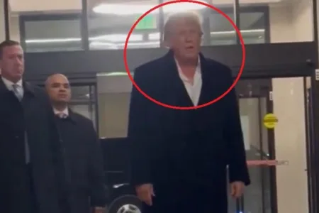 ВИДЕО | На Интернет кружи загрижувачко видео од Доналд Трамп: Поранешниот претседател на САД едвај стои на нозе, не може да оди, а противниците се радуваат и истакнуваат дека не е подготвен за кандидатура