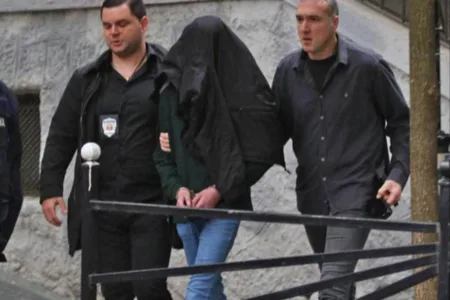 ТАТКОТО НА МОМЧЕТО-УБИЕЦ ОД БЕЛГРАД ПРВО МИСЛЕЛ ДЕКА НЕГОВИОТ СИН Е ПОВРЕДЕН – Барал такси за да стигне до училиштето, а потоа ја дознал страшната вистина