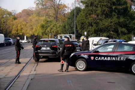 Жена од Бугарија со секира им се заканувала на патниците во метрото во Рим: 32-годишната Бугарка веднаш била совладана