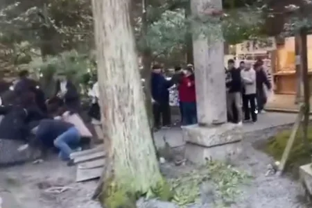 „БЕТОНСКА КОНСТРУКЦИЈА СЕ УРНА И ПАДНА ВРЗ ЛУЃЕ“: Снимен страшниот момент од разорниот земјотрес во Јапонија (ВИДЕО)