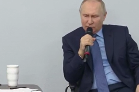 Рускиот претседател тврди дека дури и неговите пријатели понекогаш не веруваат дека тој е вистинскиот Путин