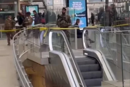ВИДЕО | КРВАВО УТРО ВО ПАРИЗ – Најмалку три лица повредени во напад со нож, едно во критична состојба