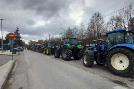 ТРАКТОРИ ЈА “ГАЗАТ“ И ГРЦИЈА – Грчките земјоделци незадоволни од мерките што ги сооопшти Кирјакос Мицотакис: Продолжуваат блокадите и протестите