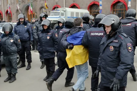 Руската полиција уапси најмалку 100 граѓани кои протестираа поради смртта на Навални