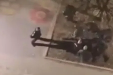 СПЕЦИЈАЛИСТИ ГО СОБОРИЛЕ КОЛЕГАТА НА ТРЕВАТА И ГО УАПСИЛЕ! Погледнете го видеото од апсењето на инспекторот од Тузла, кој ја уби жената! (ВИДЕО)