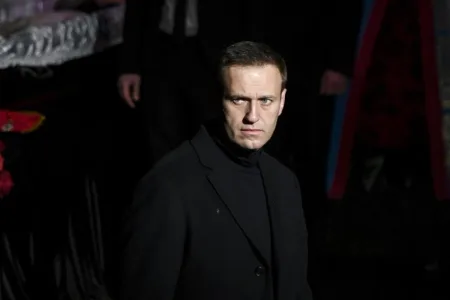 КАДЕ Е ТЕЛОТО НА АЛЕКСЕЈ НАВАЛНИ? Се појави мистериозна снимка: Четири комбиња тргнаа на заледен пат под закрила на ноќта 