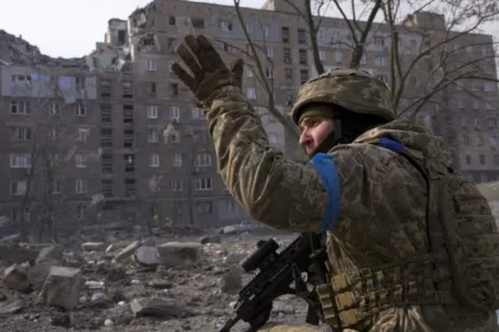 ИЗВЛЕЧЕНИ 28 тела од под урнатините: Се зголемува бројот на жртви по украинскиот напад на пекарата, меѓу нив и дете