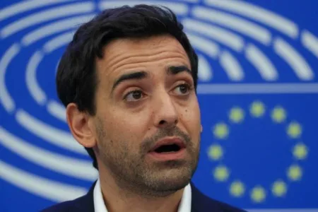 Франција предупредува на „економски шок“ доколку Русија победи