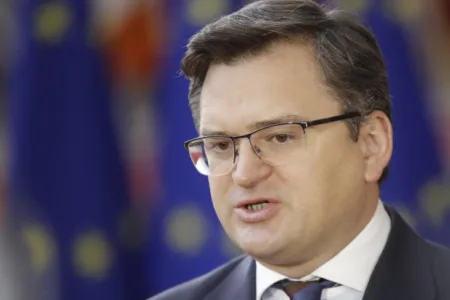 Кулеба: Ако сака да го обнови мирот, Европа мора да го зголеми производството на оружје