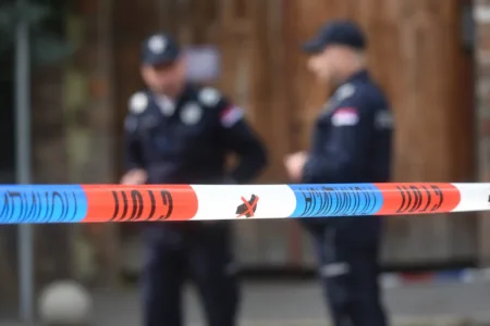 Млад маж и жена скокнале од покривот на зградата: Детали за ужасот во Нови Сад: „Го скршиле светларникот за да стигнат до покривот, се слушнал само ЕДЕН УДАР“