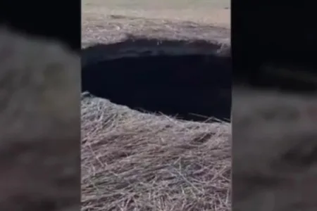 МИСТЕРИОЗЕН КРАТЕР НА ГРАНИЦАТА НА РУСИЈА И УКРАИНА Се појави необјасниво во поле со пченка, никој не знае колку е длабоко, ниту што има на дното (ВИДЕО)