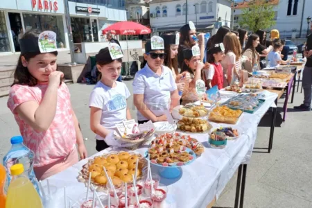 Гостиварски основци делеа баклава за Бајрам