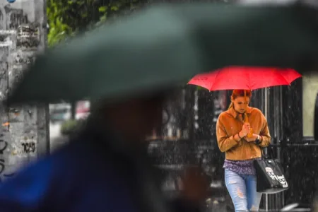 🌧 До крајот на денов локални врнежи од дожд, проследени со ретки грмежи