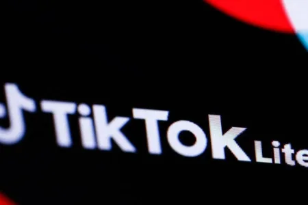ЕУ се заканува дека ќе ги суспендира наградите на ТикТок Лајт поради ризикот од „зависност“