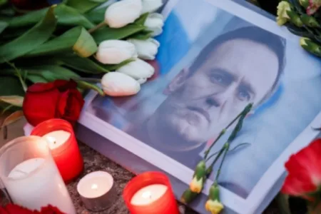 Рускиот свештеник кој држеше опело за Навални отстранет од црквата на три години