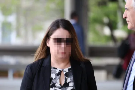 МАЈКАТА НА МОМЧЕТО УБИЕЦ ОД РИБНИКАР ДЕНЕСКА ЈА ИЗНЕСУВА ОДБРАНАТА: Се изјасни дека не е виновна, нејзина ДНК пронајдена на чаура од куршум во училницата