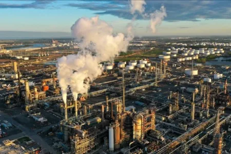 Загриженоста поради затегнатото снабдување со нафта предизвикува раст на цените