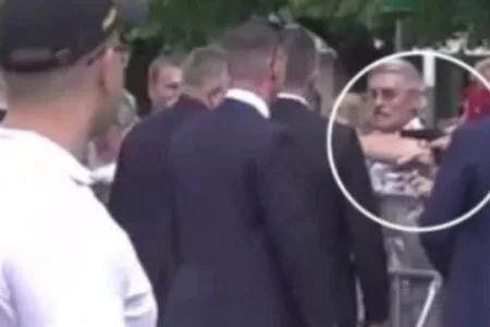Шок! „Погледнете каде се рацете на телохранителите на Фицо”! Неверојатни детали од снимката од атентатот на премиерот на Словачка! (ВИДЕО)