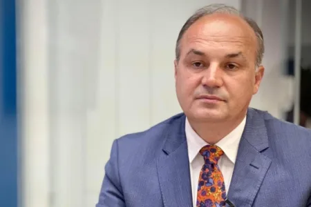 Хоџај: На Шпанија и другите европски земји не им служи на чест да бидат „во ист брод со Русија“ во однос на Косово
