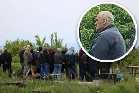 ВАКА СЕГА ИЗГЛЕДА ТАТКОТО НА ОСОМНИЧЕНИОТ ЗА УБИСТВОТО НА МАЛАТА ДАНКА: Радослав го донесоа на погребот на сопругата, тој го направи само ОВА (ФОТО)