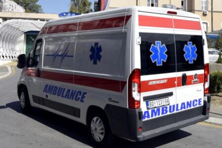 Момчиња без никаков повод тепаа 2 девојки – Ги удираа и клоцаа во кафуле и сред улица, луѓето само немо гледаа: И беше скршен носот, таа падна во несвест од ударите!