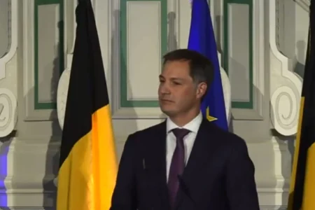 Белгискиот премиер Де Кро ја достави оставката до кралот Филип