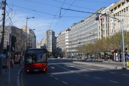 Припадник на Жандармеријата ранет пред амбасадата на Израел во Белград, напаѓачот е убиен