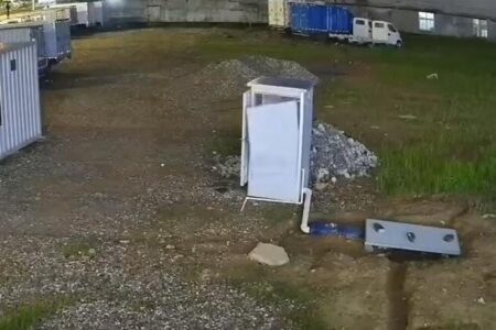 ВЛЕГЛЕ ВО ПОЛСКИ ТОАЛЕТ ДА ИМААТ ИНТИМНА ВРСКА, А ПОТОА – ДЕБАКЛ: Надзорната камера го фатила СЕКОЈ ДЕТАЛ, не знаеле ШТО ИМ СЕ СЛУЧИЛО