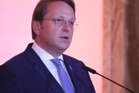 Вархеји му честита на Мицкоски за новата Влада: Очекувам да соработуваме за унапредување на европскиот пат на земјата