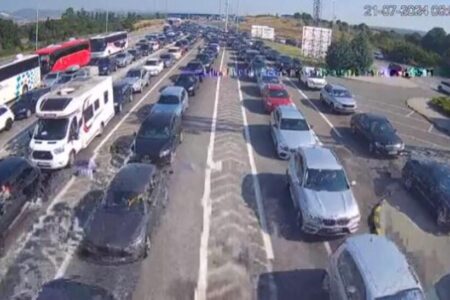 ПАДНА СИСТЕМОТ НА ЕВЗОНИ, КОЛОНИТЕ НЕМААТ КРАЈ Колапс на пат кон морето, огромни гужви кон Грција! Блокада на тунелот Сожина во Црна Гора (ФОТО)