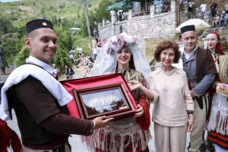 ПРЕТСЕДАТЕЛКАТА СИЛЈАНОВСКА ДАВКОВА НА „ГАЛИЧКА СВАДБА 2024“