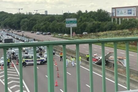 Тројца загинати по пад на мал авион на автопат во Франција
